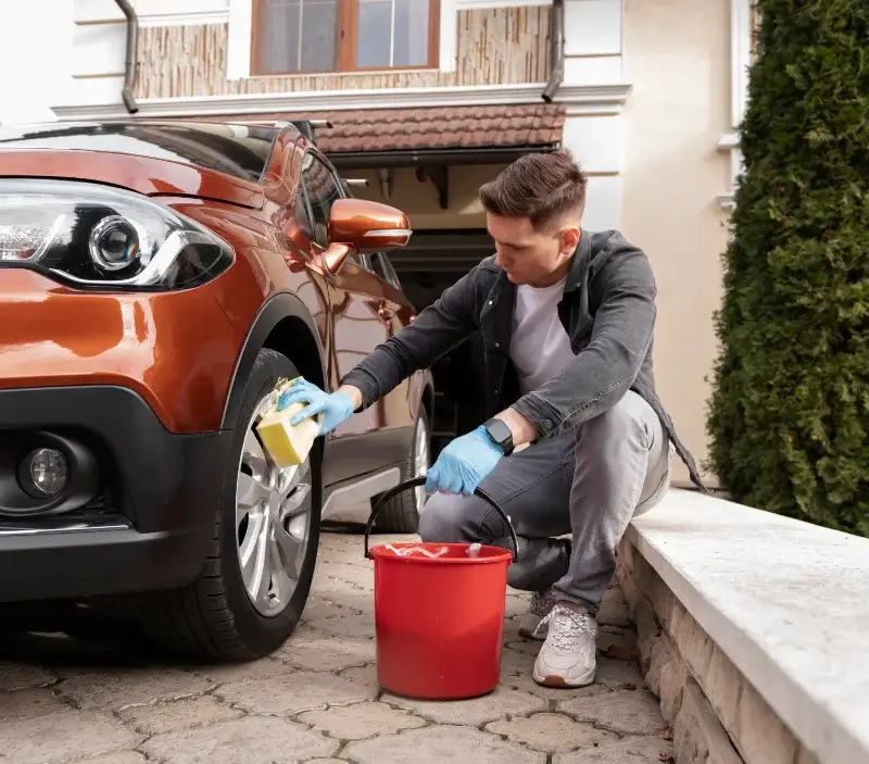 Lavage auto à domicile Saint-Chéron : professionnel intervenant sur un véhicule